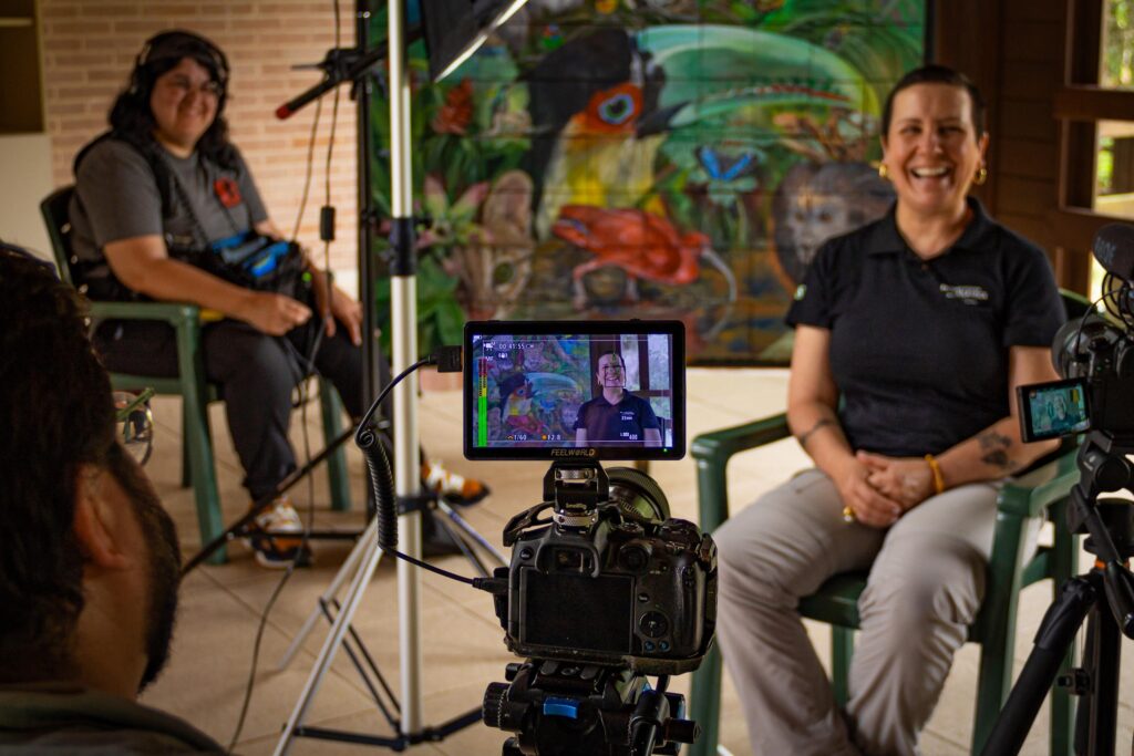 Imagem de bastidores da gravação do documentário. Solange Latenek, mulher branca de cabelo bem curto, está enquadrada na câmera.