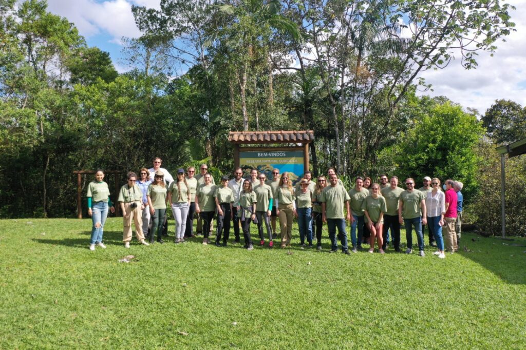Imagem de investidores e futuros moradores do Árten na Reserva Natural Guaricica.