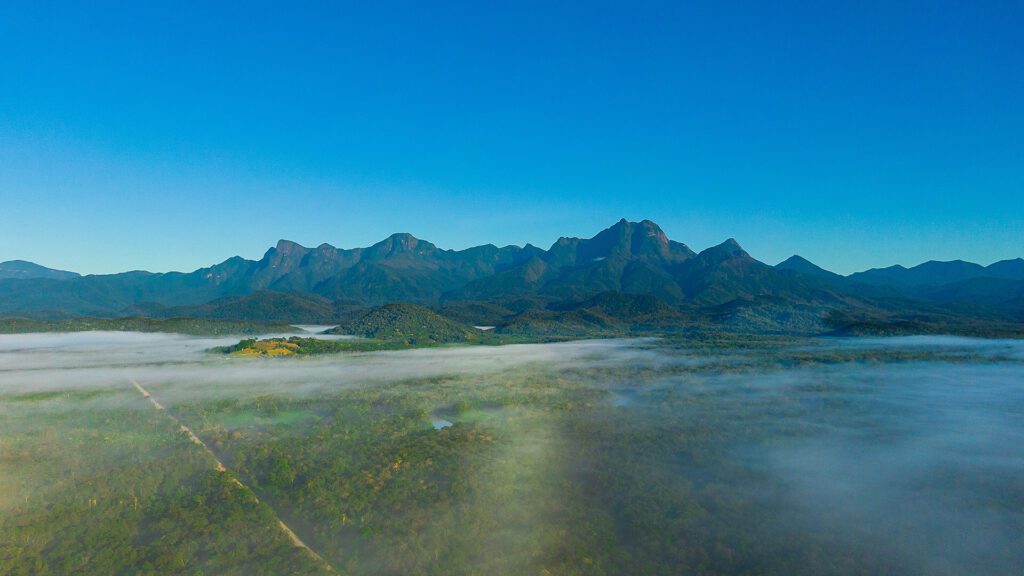 Imagem aérea de montanhas e do ceú.