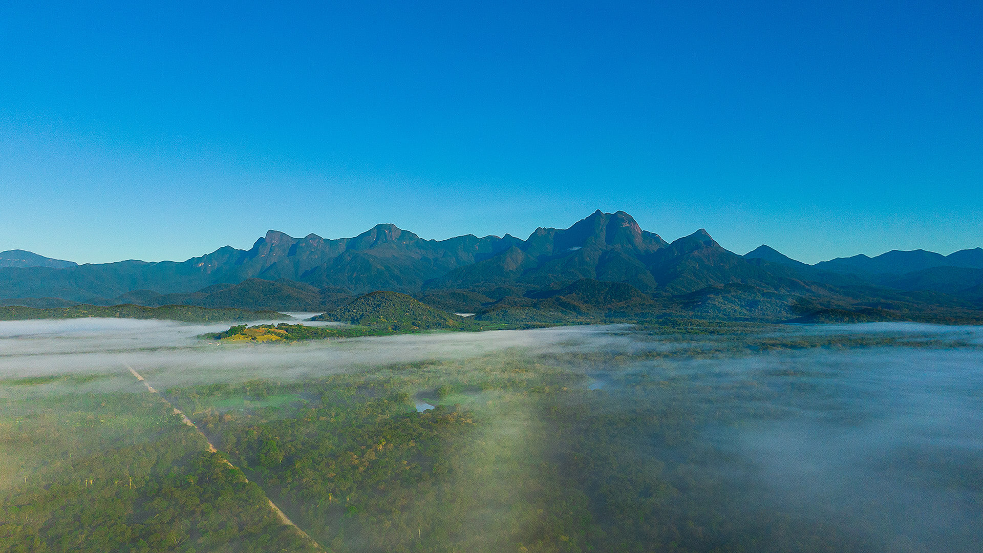 Imagem aérea de montanhas e do ceú.