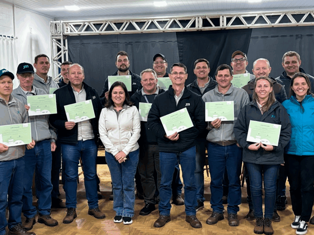 Imagem com 17 pessoas, sendo três mulheres e 14 homens, e algumas estão segurando um certificado em mãos.